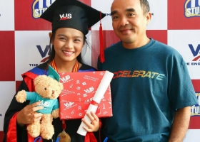 Cuahanggaubong.com sản xuất 500 gấu bông tốt nghiệp cho trường ngoại ngữ VUS