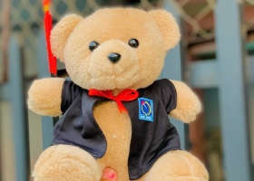 cửa hàng gấu bông sản xuất 500 bé gấu bông đầy tính sáng tạo cho trường Đại Học Cần Thơ
